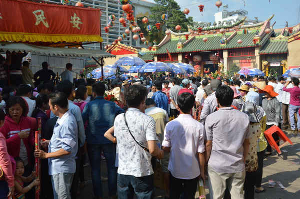 Bình Dương: Hàng vạn người hành hương trong lễ rước kiệu tại Chùa Bà