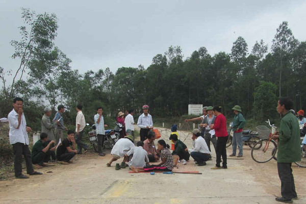 Hà Tĩnh:  Dân chặn xe tải phản đối xây dựng bãi rác