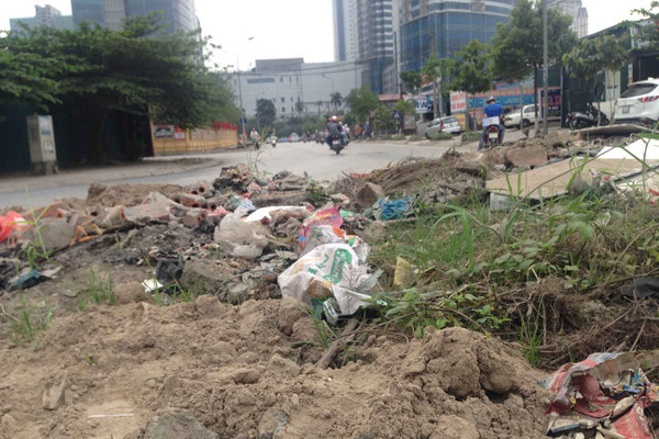 Hà Nội:  Tái phát nạn đổ trộm phế thải