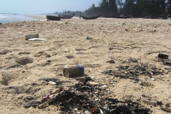 Quảng Trị: Thu gom, xử lý dầu trôi dạt trên biển