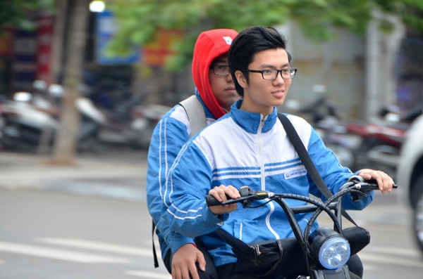 Ngày đầu xử lý học sinh đi xe đạp điện, ngồi trên xe máy không đội mũ bảo hiểm