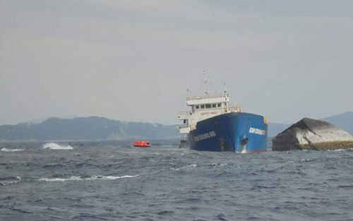 Xử lý nguy cơ tràn dầu do tàu mắc cạn tại vịnh Vân Phong