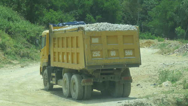 Than Uyên – Lai Châu: Dân tố mỏ đá Công ty CP Huy Ngọc nổ mìn nứt nhà, gây ô nhiễm