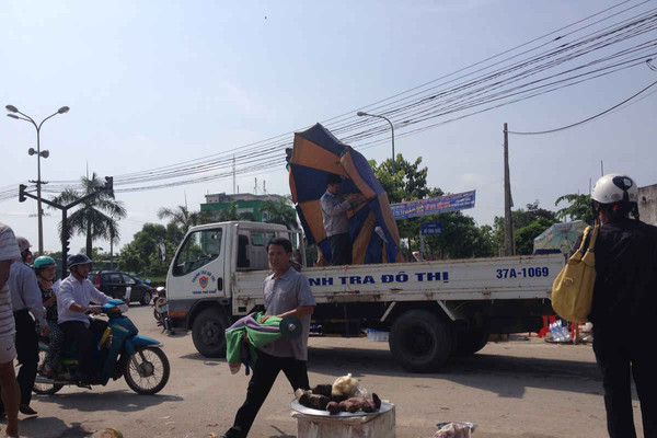 Vi phạm hành lang an toàn giao thông tại TP Vinh (Nghệ An): Xử lý kiểu "bắt cóc bỏ đĩa"?