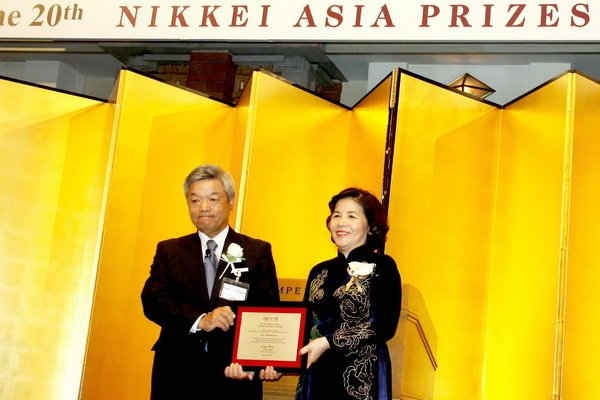 Bà Mai Kiều Liên – CEO Vinamilk nhận giải thưởng Nikkei châu Á