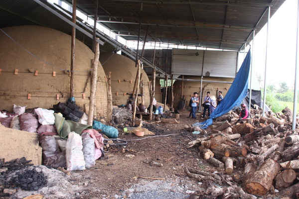 Đắk Lắk: "Tự ý" xây lò đốt than ở khu đông dân cư