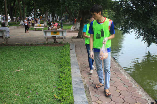 Hội nhặt rác Hồ Gươm: Lan tỏa thông điệp bảo vệ môi trường