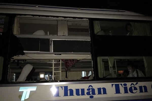 Triệu tập nhóm đối tượng ném đá xe khách tại Đắk Nông