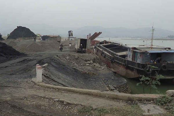 Nghệ An: Người dân kêu cứu vì ô nhiễm từ bãi tập kết than