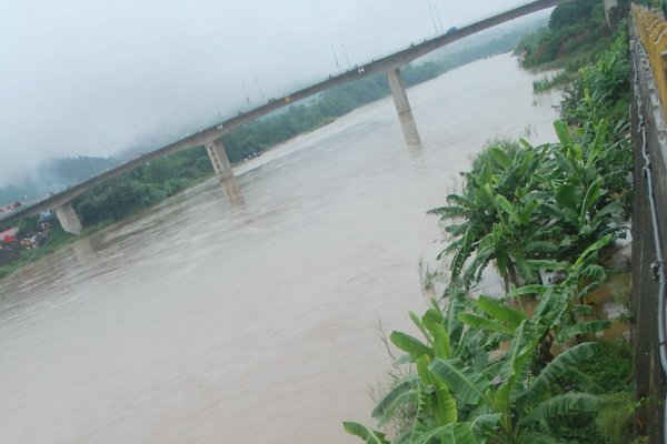 Lào Cai: Nước lũ sông Hồng trên thượng nguồn đang dâng cao