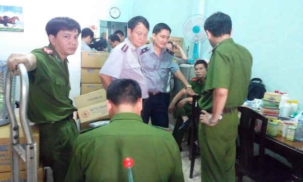 Cảnh sát môi trường phối hợp triệt phá cơ sở sản xuất thuốc thú y chui