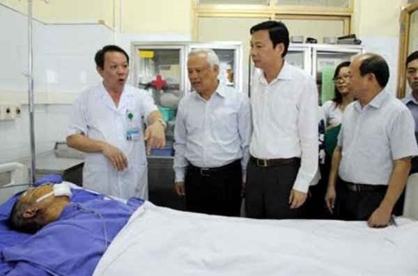 Phó Chủ tịch Quốc hội Uông Chu Lưu thăm công nhân than Hòn Gai bị tai nạn lao động