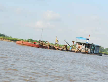 Tàu "cát tặc" bị đắm trên sông Luộc