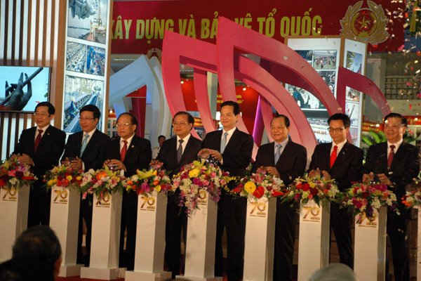 Thủ tướng Nguyễn Tấn Dũng khai mạc Triển lãm Thành tựu Kinh tế - Xã hội năm 2015