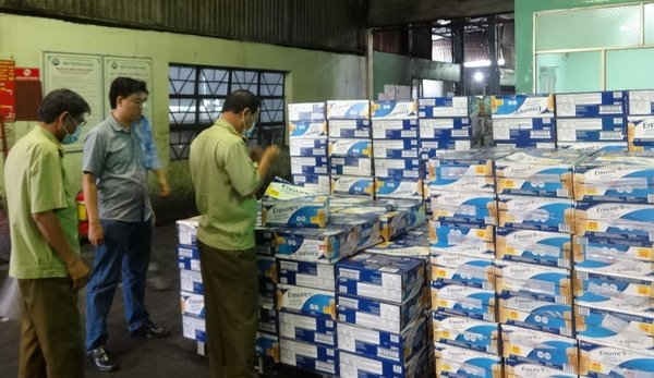 TPHCM: Tiêu hủy gần 43.000 chai sữa nước Ensure, 1,1 tấn hương dừa hết hạn