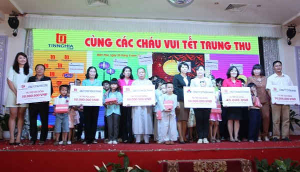 Tín Nghĩa tổ chức vui Tết Trung thu cho 1000 cháu mồ côi, khuyết tật