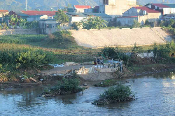 Điện Biên: Đua nhau "rút ruột" lòng sông