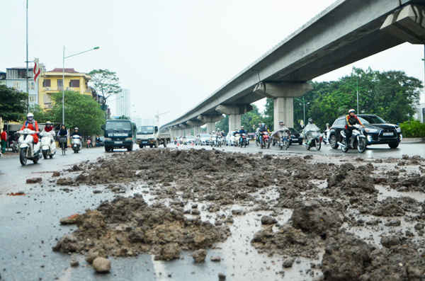 Hà Nội: Bùn đất thải vương vãi trên đường Nguyễn Trãi