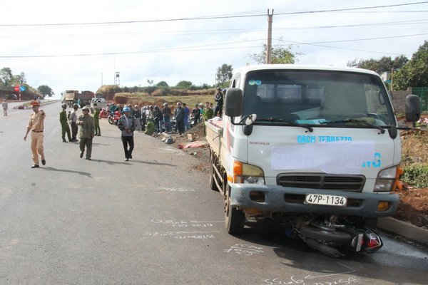 Đắk Lắk: Xe bán tải tông trực diện xe máy, 1 phụ nữ tử vong