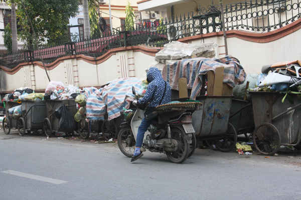 Hà Nội: Cần sớm giải tỏa điểm tập kết rác trên đường Hoàng Văn Thái