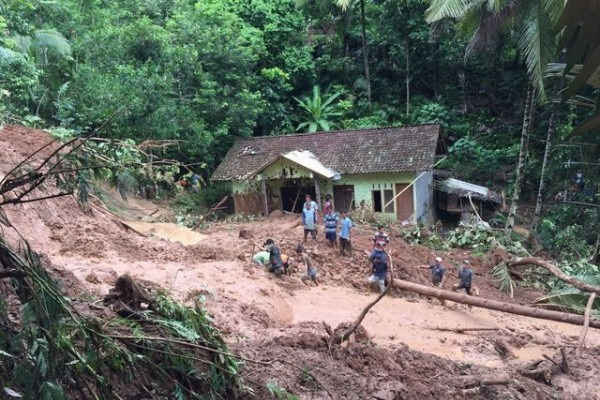 Indonesia: Hàng nghìn người phải sơ tán do lũ lụt, lở đất