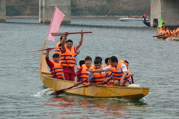 Đặc sắc lễ hội đua thuyền trên lòng hồ Sông Đà