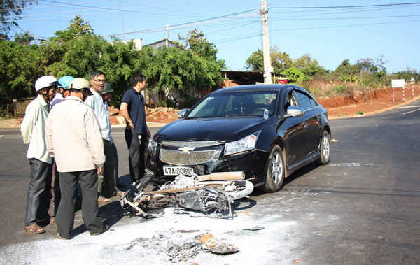 Đắk Lắk: Va chạm với ô tô, xe máy bốc cháy dữ dội