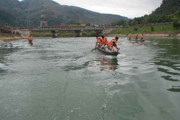 Lễ hội đua thuyền trên suối Nậm So