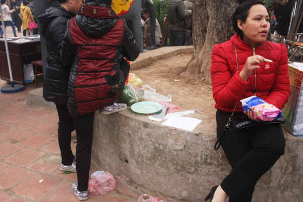Đền Trần (Nam Định): Người dân vô tư xả rác tại lễ hội