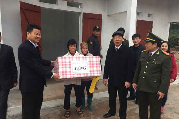 Cty CP Khoa học sản xuất mỏ Bắc Giang trao nhà tình nghĩa tại huyện Sơn Động