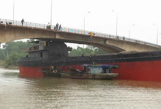 Hải Dương: Tàu thủy 3.000 tấn đâm vào cầu An Thái
