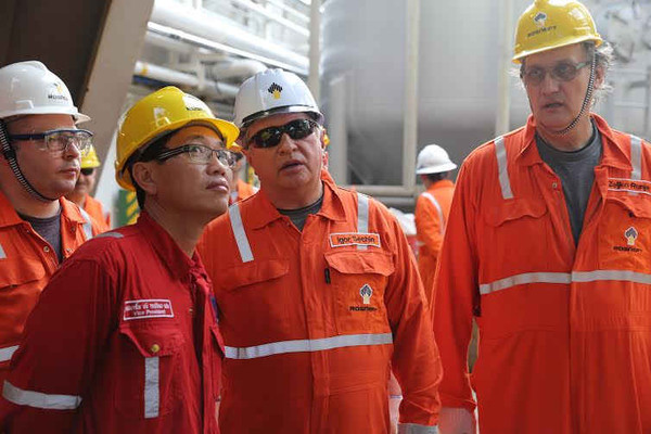 Lãnh đạo Tập đoàn Rosneft và PetroVietnam thăm giàn khoan thăm dò ngoài khơi Việt Nam