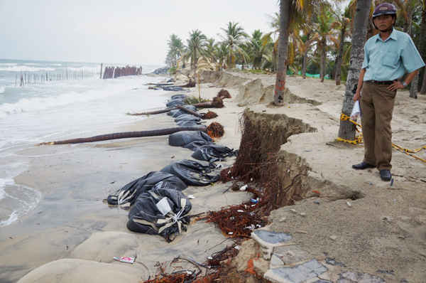 Hỗ trợ một số địa phương khắc phục mưa, bão, sạt lở bờ biển