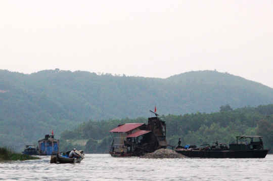 "Cát tặc" phá nát sông Long Đại