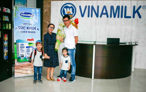 "Theo chân" gia đình Ốc Thanh Vân khám phá Nhà máy sữa số 1 Việt Nam