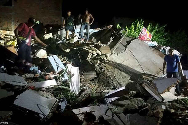 Tổng thống Ecuador thông báo ít nhất 233 người chết vì động đất