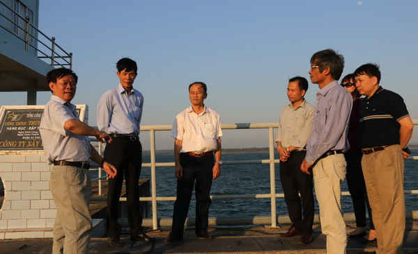 Thứ trưởng Chu Phạm Ngọc Hiển  kiểm tra việc vận hành các hồ trên sông Srê-Pôk