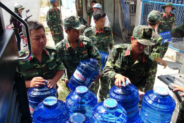 Cấp phát 1.100 bình nước uống cho cư dân ven biển Trần Đề