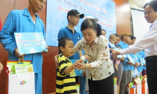 Trao quà cho bệnh nhân nghèo tại Bệnh viện Ung bướu Đà Nẵng