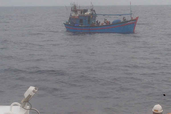 Tàu SAR 412 cứu nạn thuyền viên tàu cá BĐ 96415