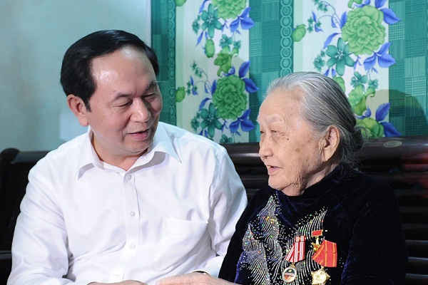 Chủ tịch nước Trần Đại Quang thăm và tặng quà gia đình có công với cách mạng