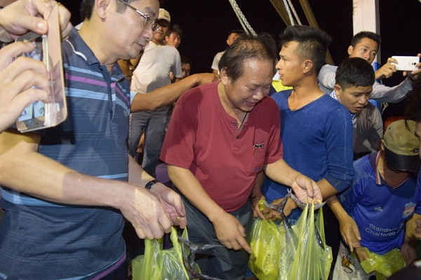 Bộ trưởng Trương Minh Tuấn xuống tàu mua cá ủng hộ ngư dân Quảng Bình
