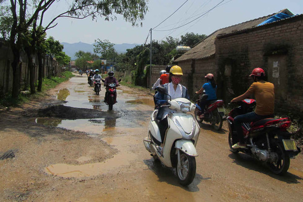 TP. Điện Biên Phủ: Dân bức xúc đoạn đường ngập nước cả ngày lẫn đêm