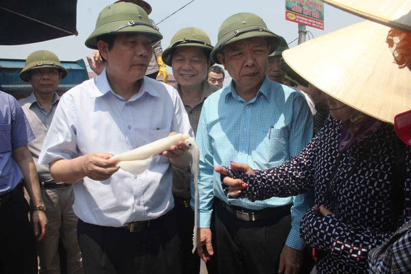 Bộ trưởng Bộ NN&PTNT Cao Đức Phát thăm hỏi ngư dân Quảng Bình