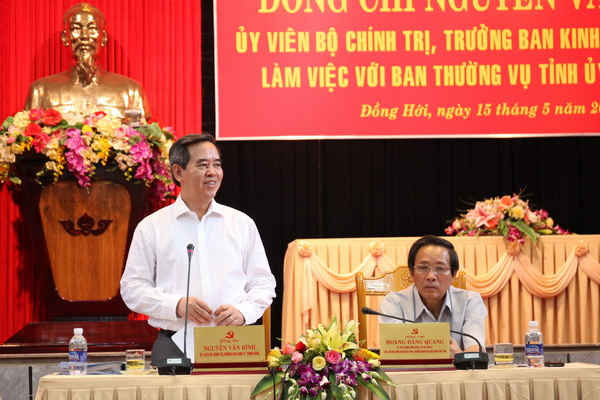 Trưởng Ban Kinh tế TƯ Nguyễn Văn Bình làm việc tại Quảng Bình