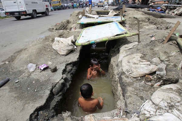 Philippines: Sử dụng màu chứa nước bẩn để cảnh báo tình trạng ô nhiễm ở Manila