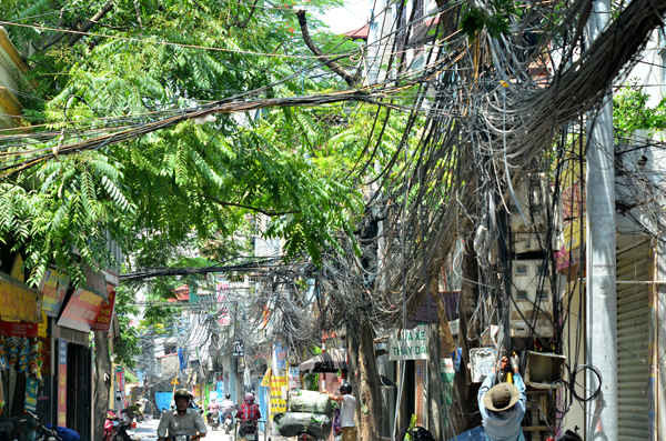 Hà Nội: Dây cáp, dây viễn thông biến thành "võng" trên phố