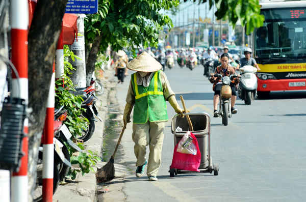 Hà Nội: Nhọc nhằn công nhân VSMT làm việc trong nắng nóng
