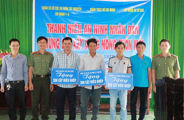 Cục An ninh Tây Nguyên tặng 700 cây điều ghép cho người nghèo Đắk Lắk