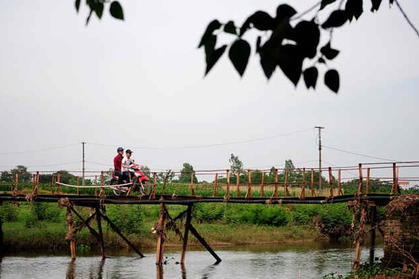 Hà Nội: Người dân liều mình "phi" qua cầu sắp sập